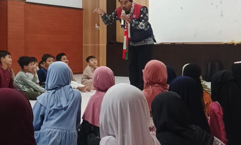 Seorang pendongeng menyampaikan kisah inspiratif kepada murid kelas I SD Muhammadiyah PK Kottabarat Solo saat kegiatan Pesantren Ramadan 1447 Hijriah.