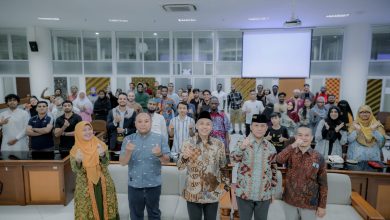 Pimpinan UMS berfoto bersama mahasiswa internasional usai kegiatan International Student Gathering di Gedung Induk Siti Walidah UMS, Surakarta.