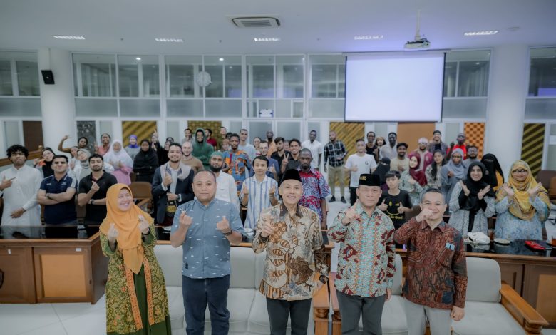 Pimpinan UMS berfoto bersama mahasiswa internasional usai kegiatan International Student Gathering di Gedung Induk Siti Walidah UMS, Surakarta.