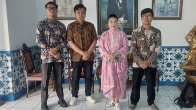 Pimpinan PK IMM Azhar Basyir UIN Raden Mas Said Surakarta berfoto bersama perwakilan Keraton Kasunanan Surakarta saat penjajakan kerja sama budaya dan pengembangan kader.