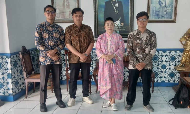 Pimpinan PK IMM Azhar Basyir UIN Raden Mas Said Surakarta berfoto bersama perwakilan Keraton Kasunanan Surakarta saat penjajakan kerja sama budaya dan pengembangan kader.