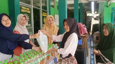 Panitia bazar sembako murah PCA Kesugihan melayani pembeli pada kegiatan Ramadan 1447 H di Cilacap.