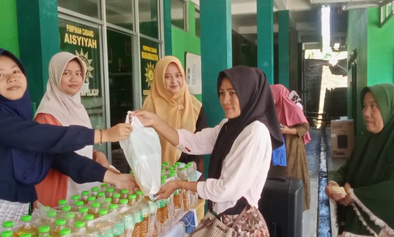 Panitia bazar sembako murah PCA Kesugihan melayani pembeli pada kegiatan Ramadan 1447 H di Cilacap.