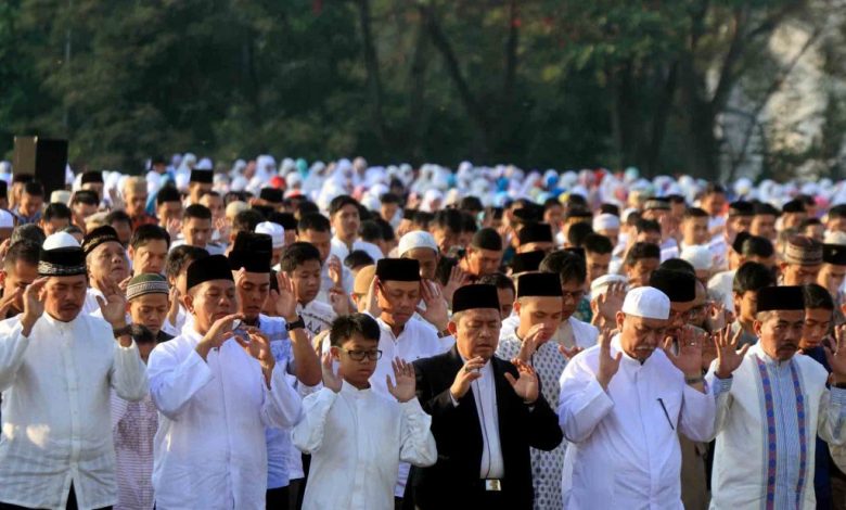 Jamaah Muhammadiyah melaksanakan shalat Idul Fitri berjamaah di lapangan terbuka dengan khusyuk
