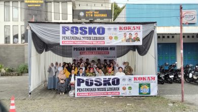 Relawan KOKAM, Pemuda Muhammadiyah, dan pelajar berfoto bersama di Posko Pengamanan Mudik Lebaran Cabang Purwokerto Selatan, Banyumas.