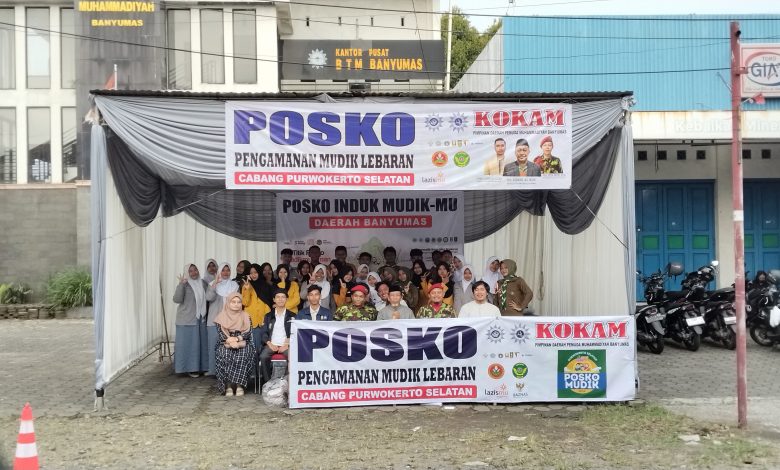 Relawan KOKAM, Pemuda Muhammadiyah, dan pelajar berfoto bersama di Posko Pengamanan Mudik Lebaran Cabang Purwokerto Selatan, Banyumas.