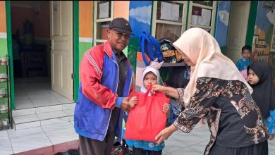 Perwakilan Lazismu Kutoarjo menyerahkan bantuan sosial kepada wali murid dan siswa penerima manfaat di KB ‘Aisyiyah Kutoarjo.