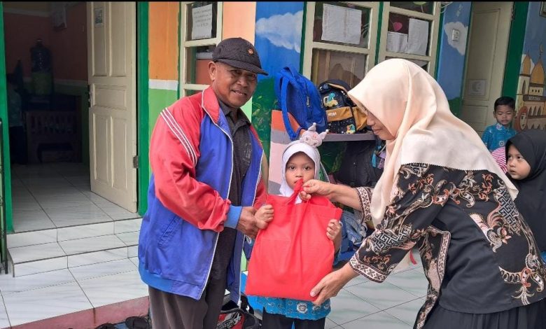 Perwakilan Lazismu Kutoarjo menyerahkan bantuan sosial kepada wali murid dan siswa penerima manfaat di KB ‘Aisyiyah Kutoarjo.