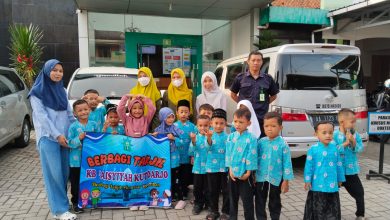 Peserta didik KB ‘Aisyiyah Kutoarjo bersama guru berfoto sebelum kegiatan berbagi takjil di area RS PKU Muhammadiyah Kutoarjo.