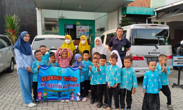 Peserta didik KB ‘Aisyiyah Kutoarjo bersama guru berfoto sebelum kegiatan berbagi takjil di area RS PKU Muhammadiyah Kutoarjo.