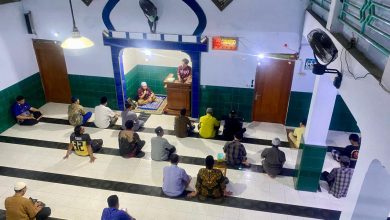 Jemaah mengikuti kajian Ramadan di Masjid Al-Munir UMPKU Surakarta menjelang waktu berbuka puasa
