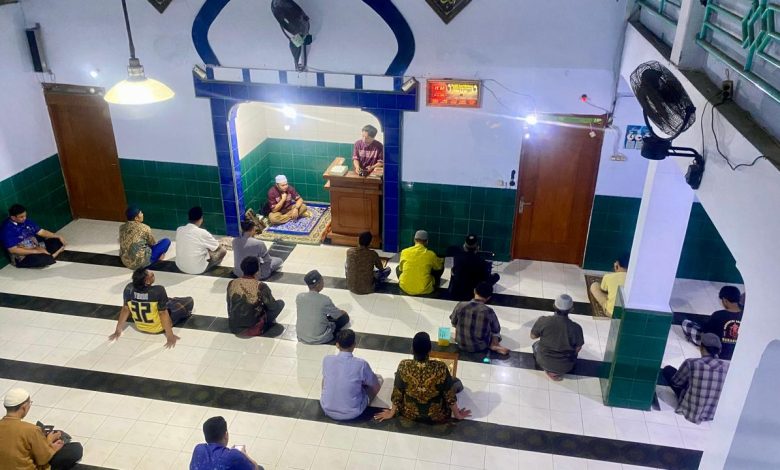 Jemaah mengikuti kajian Ramadan di Masjid Al-Munir UMPKU Surakarta menjelang waktu berbuka puasa