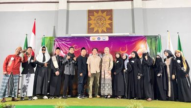 Peserta AKMT Ramadan Festival 2026 berfoto bersama di panggung kegiatan usai rangkaian lomba dan penampilan mahasiswa di Akademi Kesehatan Muhammadiyah Temanggung.