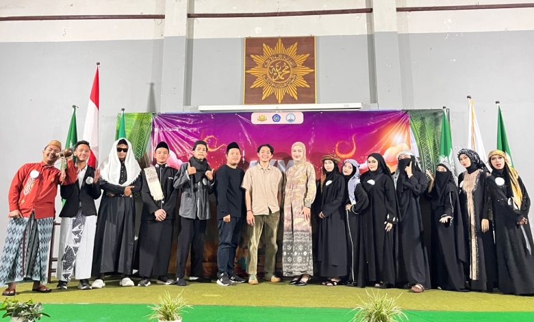 Peserta AKMT Ramadan Festival 2026 berfoto bersama di panggung kegiatan usai rangkaian lomba dan penampilan mahasiswa di Akademi Kesehatan Muhammadiyah Temanggung.