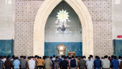 Jemaah mengikuti salat berjamaah di masjid lingkungan UMS sebagai ilustrasi ajakan menjaga istikamah ibadah setelah Ramadan.