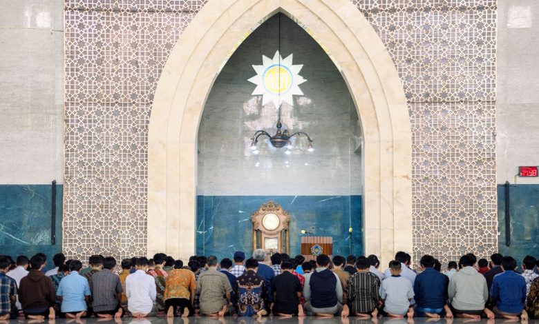 Jemaah mengikuti salat berjamaah di masjid lingkungan UMS sebagai ilustrasi ajakan menjaga istikamah ibadah setelah Ramadan.