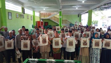 Jamaah Kajian Pagi Ramadhan di Masjid Darussalam Kutoarjo menunjukkan tote bag usai kegiatan sebagai bagian dari kampanye pengurangan plastik sekali pakai.