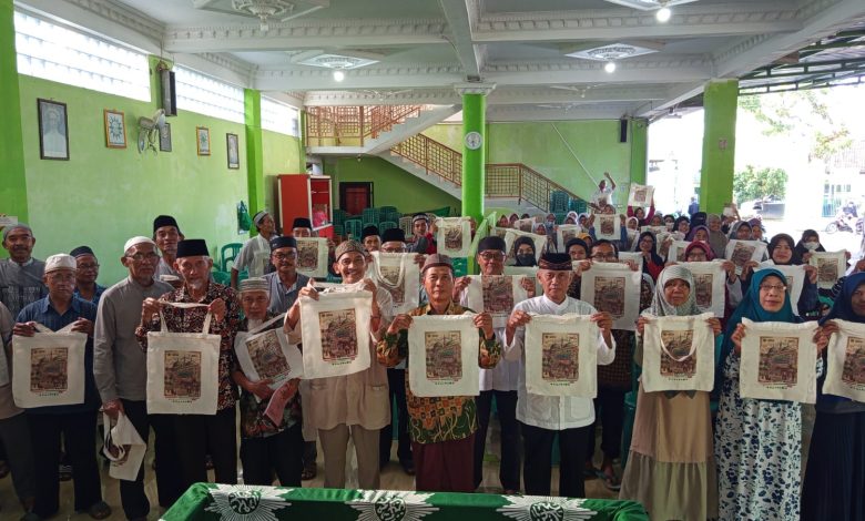 Jamaah Kajian Pagi Ramadhan di Masjid Darussalam Kutoarjo menunjukkan tote bag usai kegiatan sebagai bagian dari kampanye pengurangan plastik sekali pakai.
