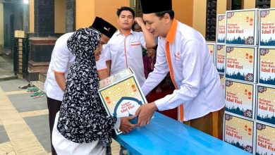 Petugas Lazismu Wonosobo menyerahkan bingkisan Ramadan kepada warga dalam program Ramadan di Desa di Desa Ndeles, Watumalang.