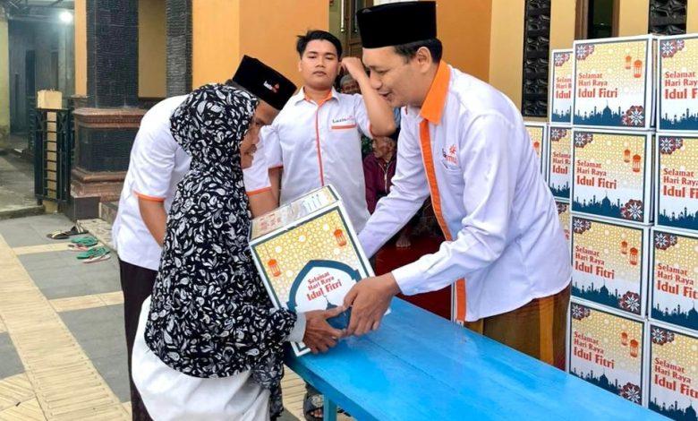 Petugas Lazismu Wonosobo menyerahkan bingkisan Ramadan kepada warga dalam program Ramadan di Desa di Desa Ndeles, Watumalang.