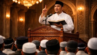 Ustadz menyampaikan khutbah Idul Fitri di mimbar masjid di hadapan jamaah