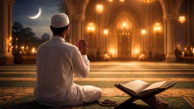 Seorang pria Muslim duduk dalam suasana hening sambil berdoa dan merenung di malam Ramadan