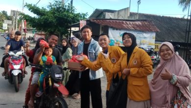 Anggota PCIPM Cilacap Kota membagikan takjil kepada pemudik di Jeruklegi Cilacap