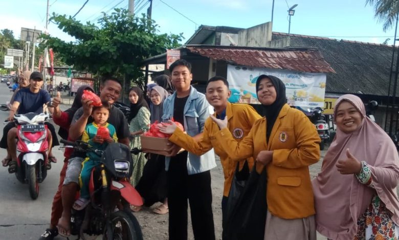 Anggota PCIPM Cilacap Kota membagikan takjil kepada pemudik di Jeruklegi Cilacap