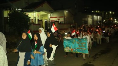 Peserta takbir keliling Blimbingrejo membawa bendera Indonesia dan Palestina pada malam Idulfitri