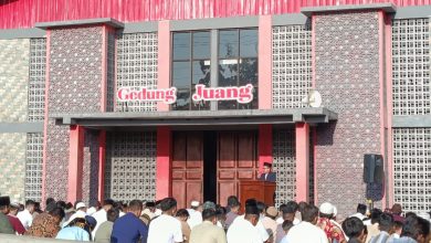 Ribuan jamaah mengikuti Shalat Idul Fitri 1447 H di depan Gedung Juang Desa Degungan, 20 Maret 2026.