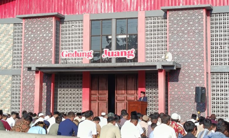 Ribuan jamaah mengikuti Shalat Idul Fitri 1447 H di depan Gedung Juang Desa Degungan, 20 Maret 2026.