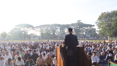 Ribuan jamaah mengikuti Shalat Idul Fitri 1447 Hijriah di Alun-alun Kutoarjo, Purworejo, Jumat 20 Maret 2026.