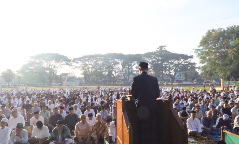 Ribuan jamaah mengikuti Shalat Idul Fitri 1447 Hijriah di Alun-alun Kutoarjo, Purworejo, Jumat 20 Maret 2026.