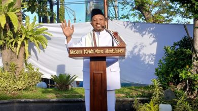 Seorang khatib menyampaikan khutbah Idulfitri di Sasana Krida Warga Mangkubumen, Solo, Jumat 20 Maret 2026.