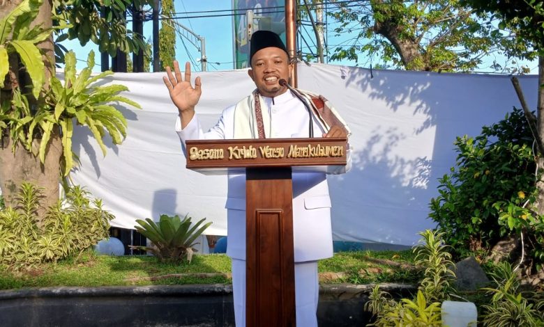 Seorang khatib menyampaikan khutbah Idulfitri di Sasana Krida Warga Mangkubumen, Solo, Jumat 20 Maret 2026.
