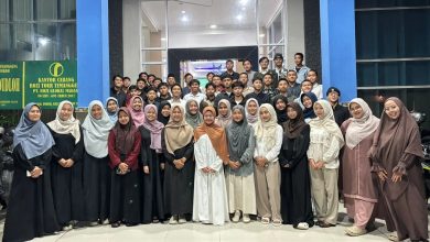 Peserta Silaturahmi dan Buka Bersama Pemandu KEMAIS 2025 berfoto bersama di Kantor PDM Temanggung, Selasa 17 Maret 2026.