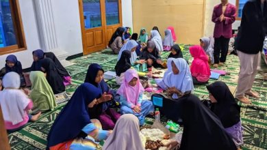 Santri TPQ Ulul Al-Baab Bonjor mengikuti buka bersama di Masjid Darussalam dengan tradisi kembul bujana pada akhir Ramadan