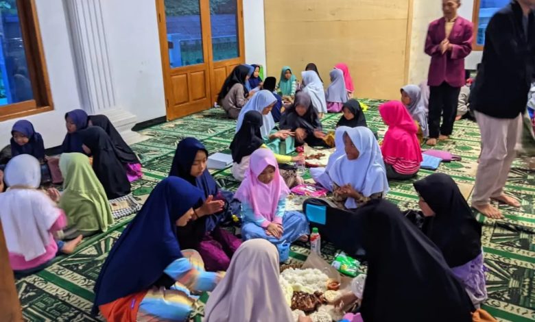 Santri TPQ Ulul Al-Baab Bonjor mengikuti buka bersama di Masjid Darussalam dengan tradisi kembul bujana pada akhir Ramadan