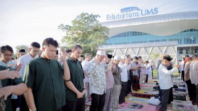 Ribuan jamaah melaksanakan salat Idulfitri di halaman Edutorium UMS Surakarta dengan khusyuk