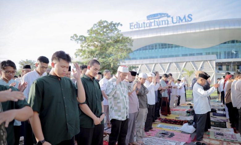 Ribuan jamaah melaksanakan salat Idulfitri di halaman Edutorium UMS Surakarta dengan khusyuk