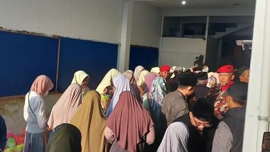Warga mengantre mengikuti bazar murah Ramadan PCNA Ngadirejo untuk mendapatkan pakaian dengan harga terjangkau