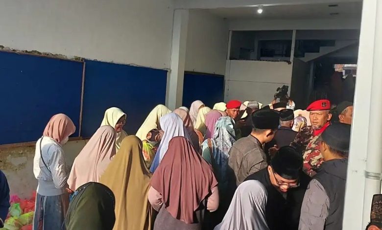 Warga mengantre mengikuti bazar murah Ramadan PCNA Ngadirejo untuk mendapatkan pakaian dengan harga terjangkau