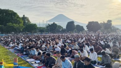 Ribuan jamaah melaksanakan salat Idulfitri di Alun-Alun Wonosobo dengan latar Gunung Sindoro
