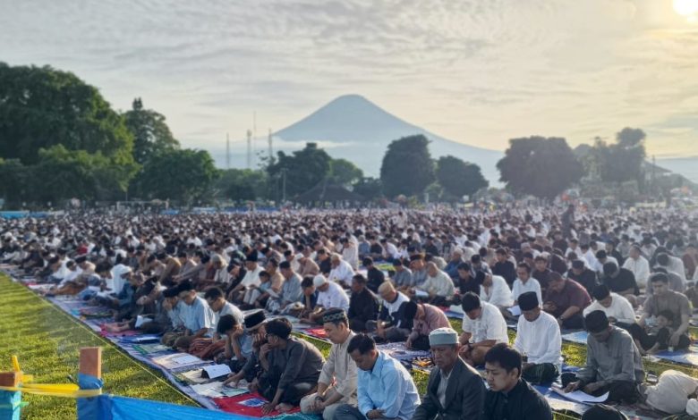 Ribuan jamaah melaksanakan salat Idulfitri di Alun-Alun Wonosobo dengan latar Gunung Sindoro