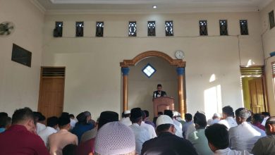 Jemaah mengikuti khutbah salat Idulfitri di Masjid SMP Muhammadiyah 8 Kebakkramat dengan khusyuk