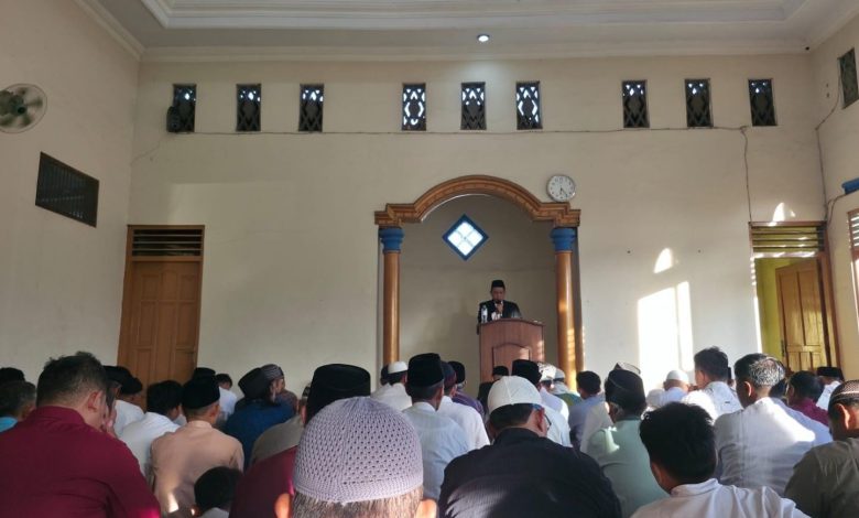 Jemaah mengikuti khutbah salat Idulfitri di Masjid SMP Muhammadiyah 8 Kebakkramat dengan khusyuk