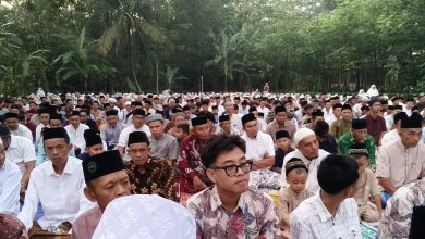Ratusan jemaah mengikuti salat Idulfitri di lapangan Karangjati Pekalongan dengan khusyuk