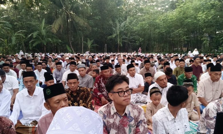 Ratusan jemaah mengikuti salat Idulfitri di lapangan Karangjati Pekalongan dengan khusyuk