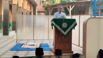 Khatib menyampaikan khutbah salat Idulfitri di Masjid Al Mujahidin Tangkil Kulon Pekalongan