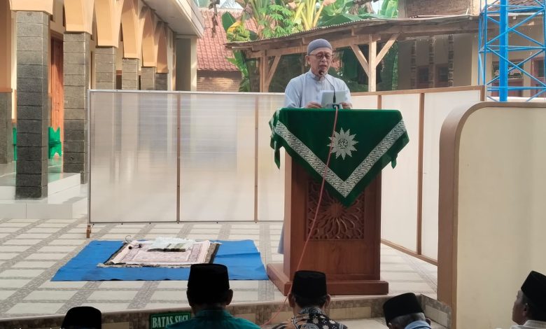 Khatib menyampaikan khutbah salat Idulfitri di Masjid Al Mujahidin Tangkil Kulon Pekalongan
